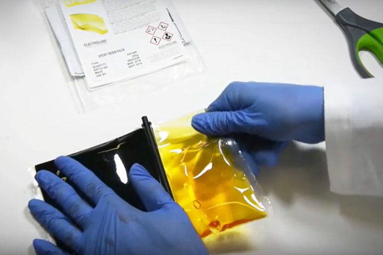 How To Mix Epoxy Resin Packs featured image